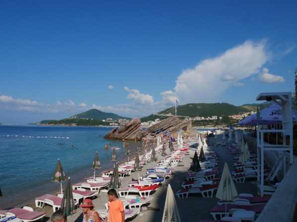 Платный участок пляжа у камней, Рафиловичи, Черногория