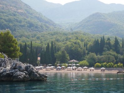 Пляж Короля в поселке Милочер, Черногория