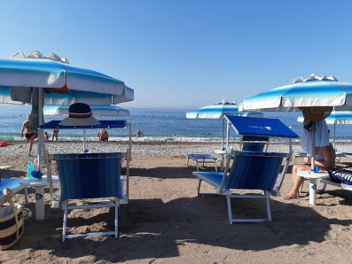 Пляж от отеля в районе Рафаиловичей, Черногория