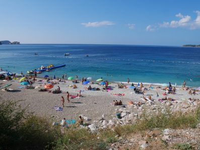 Заполненость пляжа Каменево утром, Черногория