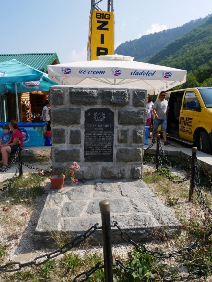 Памятник Лазарю Яуковичу