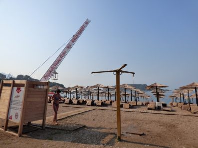 Кусочек Славянского пляжа в Будве, Черногория