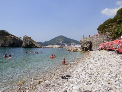 Кусочек пляжа острова Гавайи напротив Будвы, Черногория